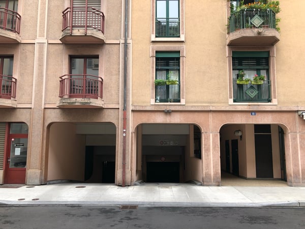 Parking intérieur situé au 2ème sous-sol. 17