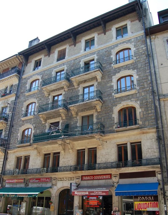 Dépôt d'environ 6 m2 situé au 1er sous-sol, sans ascenseur. 13