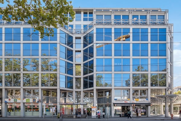 L'immeuble est desservi par 2 ascenseurs, accès sécurisé et équipé de la fibre optique. 2
