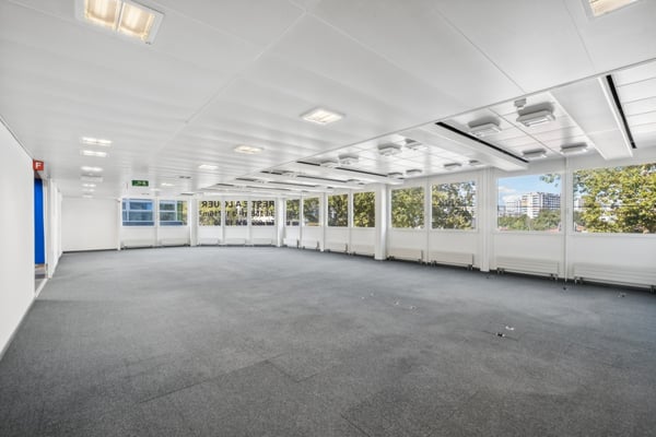 L'immeuble est desservi par 2 ascenseurs, accès sécurisé et équipé de la fibre optique. 4