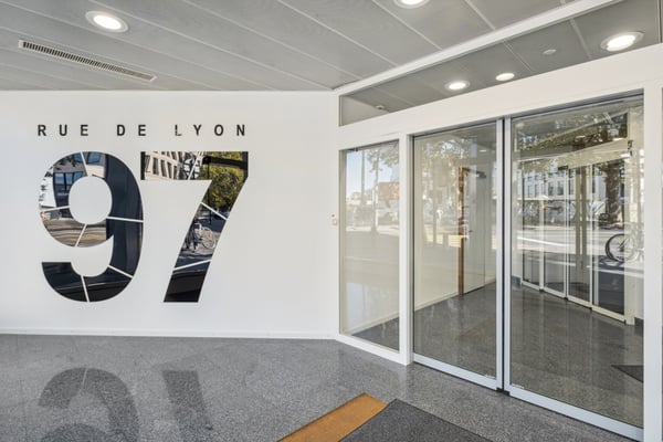 L'immeuble est desservi par 2 ascenseurs, accès sécurisé et équipé de la fibre optique. 3