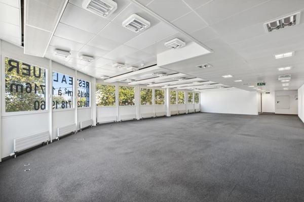 L'immeuble est desservi par 2 ascenseurs, accès sécurisé et équipé de la fibre optique. 5