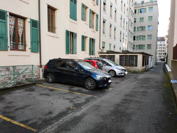 Parking situé dans la cours intérieure de l'immeuble (pour petite voiture). 5