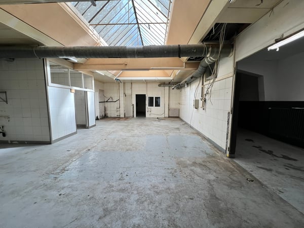 Locaux commerciaux bruts de 331m2 sur 3 niveaux. 4