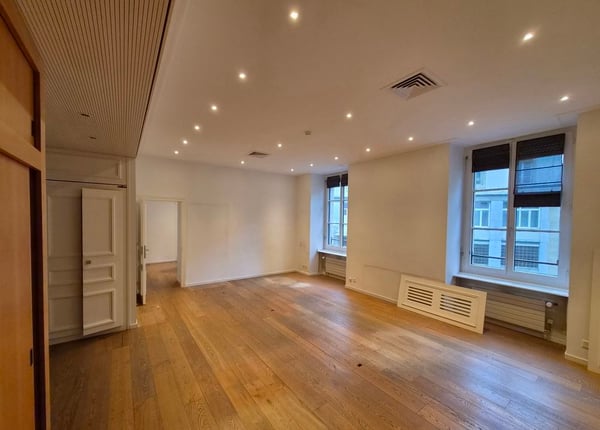 Bureau d'environ 178m2, traversant et lumineux, situé au 1er étage d'un immeuble de caractère et de standing au coeur de Genève. 4