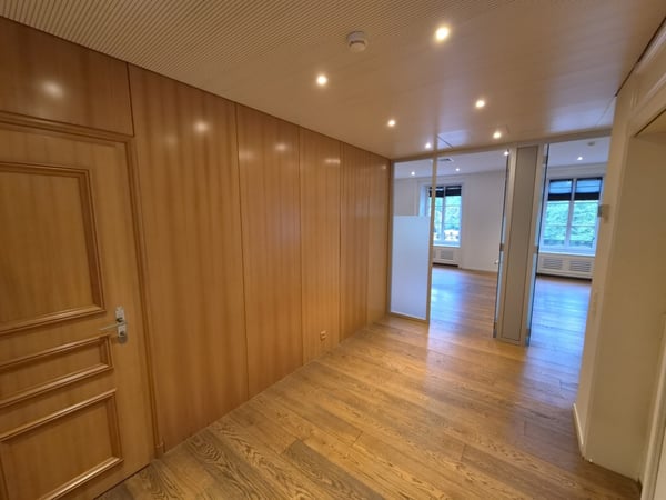 Bureau d'environ 178m2, traversant et lumineux, situé au 1er étage d'un immeuble de caractère et de standing au coeur de Genève. 5