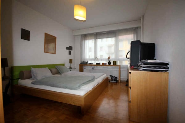 Bel appartement traversant avec balcon, situé au 4ème étage. 10