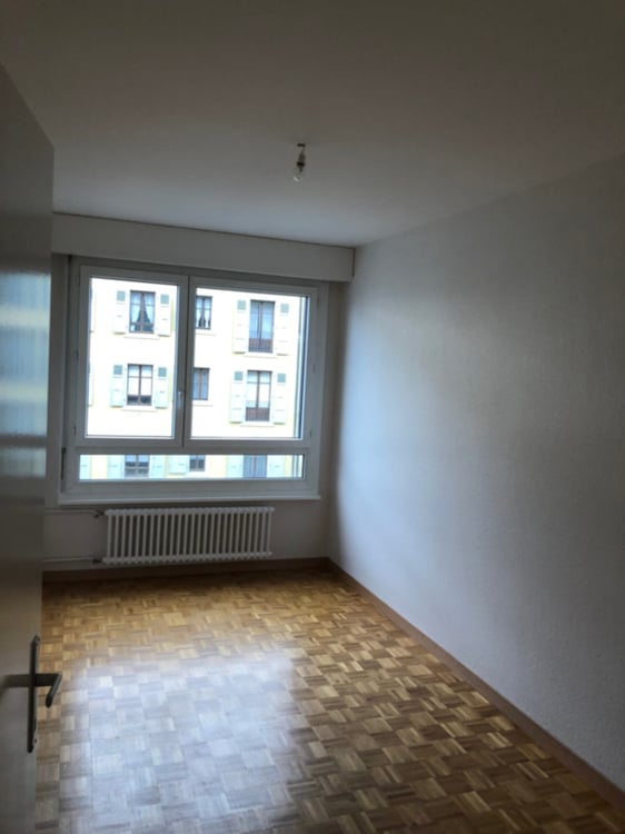 Bel appartement traversant avec balcon, situé au 4ème étage. 5