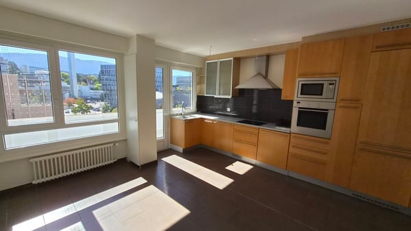 Bel appartement traversant avec balcon, situé au 4ème étage. 1