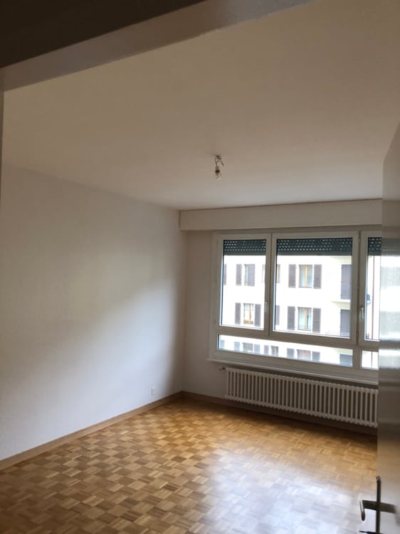 Bel appartement traversant avec balcon, situé au 4ème étage. 2