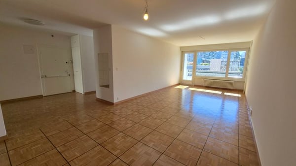 Bel appartement traversant avec balcon, situé au 4ème étage. 2