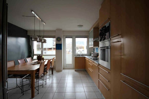 Bel appartement traversant avec balcon, situé au 4ème étage. 8