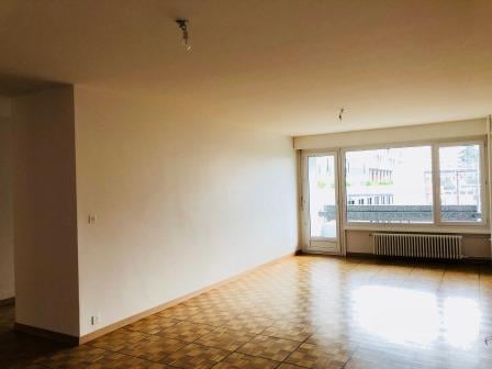 Bel appartement traversant avec balcon, situé au 4ème étage. 12