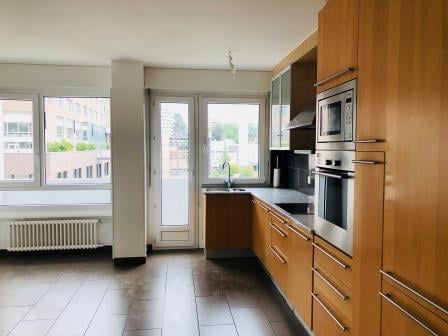 Bel appartement traversant avec balcon, situé au 4ème étage. 4