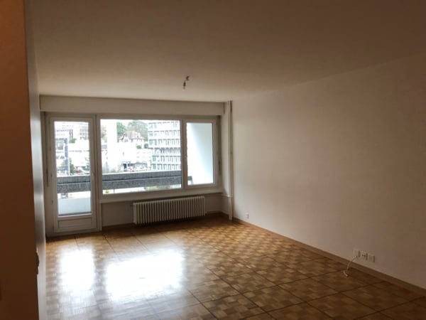 Bel appartement traversant avec balcon, situé au 4ème étage. 4