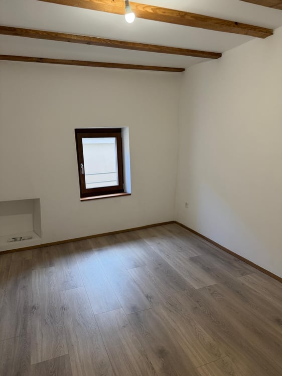 Située au coeur du hameau d'Arare, cette maison de village de 160 m2 entièrement rénovée allie des aménagements modernes et fonctionnels. 11