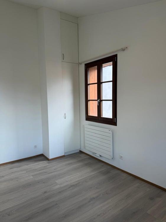 Située au coeur du hameau d'Arare, cette maison de village de 160 m2 entièrement rénovée allie des aménagements modernes et fonctionnels. 9