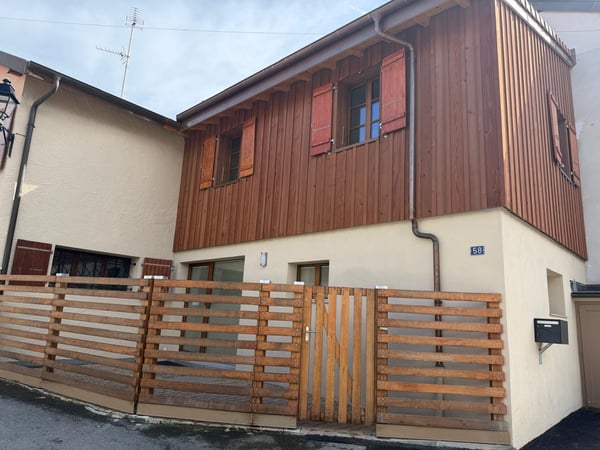Située au coeur du hameau d'Arare, cette maison de village de 160 m2 entièrement rénovée allie des aménagements modernes et fonctionnels. 1
