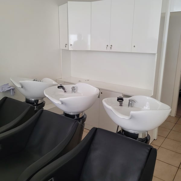 Arcade de 62 m2, idéale pour une activité salon de coiffure. 2