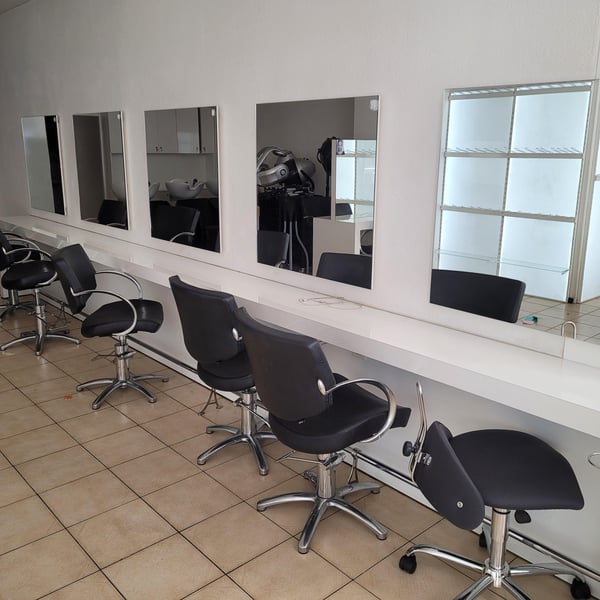 Arcade de 62 m2, idéale pour une activité salon de coiffure. 3