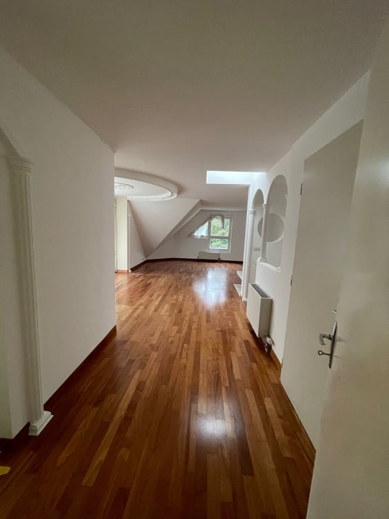 Beau duplex avec balcon offrant une vue sur le Léman et le Mont-Blanc. 5