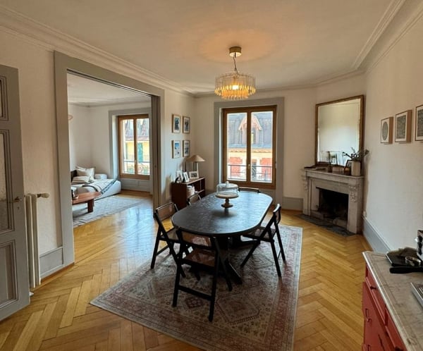 Très bel appartement de 4.5 pièces traversant d'environ 95 m2, jouissant du cachet de l'ancien (parquets anciens et moulures au plafond), situé au 5ème étage. 1