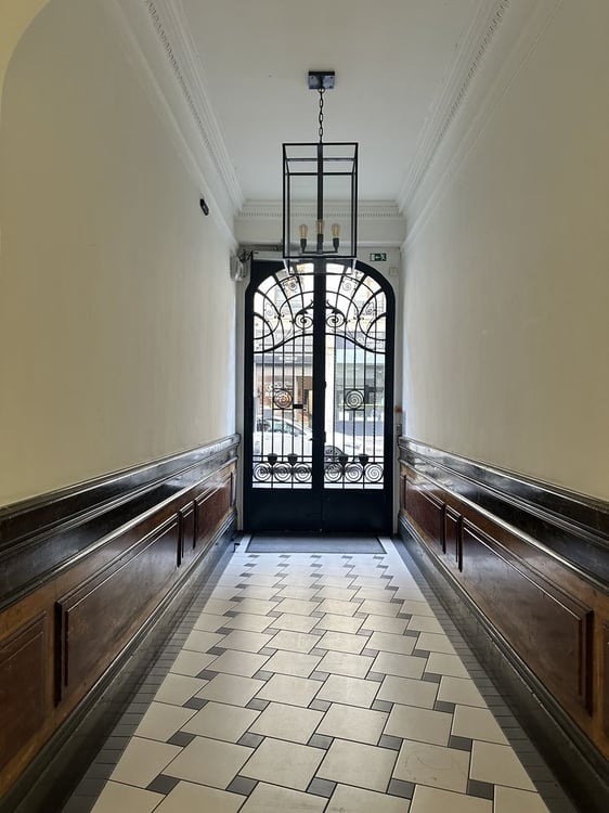 Très bel appartement de 4.5 pièces traversant d'environ 95 m2, jouissant du cachet de l'ancien (parquets anciens et moulures au plafond), situé au 5ème étage. 8