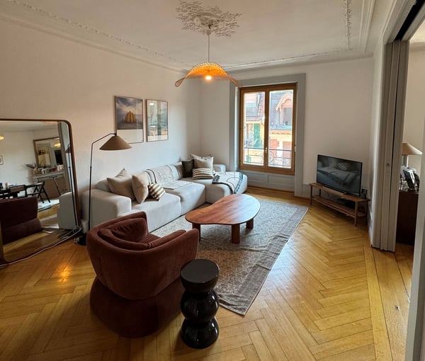 Très bel appartement de 4.5 pièces traversant d'environ 95 m2, jouissant du cachet de l'ancien (parquets anciens et moulures au plafond), situé au 5ème étage. 2