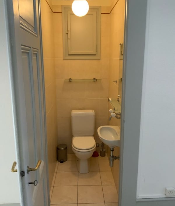 Très bel appartement de 4.5 pièces traversant d'environ 95 m2, jouissant du cachet de l'ancien (parquets anciens et moulures au plafond), situé au 5ème étage. 6