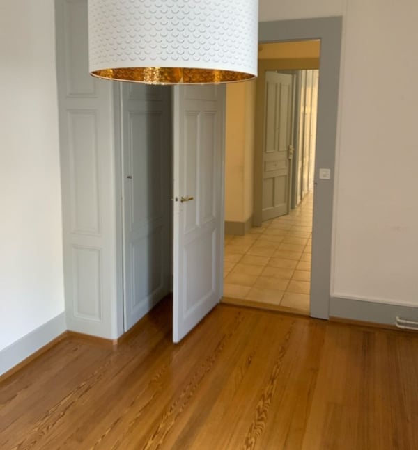 Très bel appartement de 4.5 pièces traversant d'environ 95 m2, jouissant du cachet de l'ancien (parquets anciens et moulures au plafond), situé au 5ème étage. 5