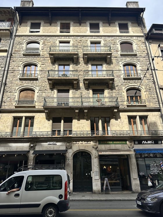 Très bel appartement de 3.5 pièces traversant d'environ 95 m2, jouissant du cachet de l'ancien (parquets anciens et moulures au plafond), situé au 5ème étage. 10