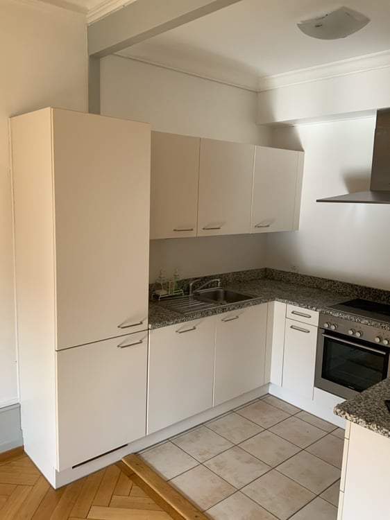 Très bel appartement de 4.5 pièces traversant d'environ 95 m2, jouissant du cachet de l'ancien (parquets anciens et moulures au plafond), situé au 5ème étage. 3