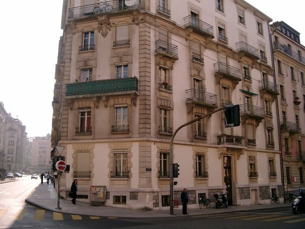 Appartement 2 pièces avec balcon, situé au 2ème étage. 14