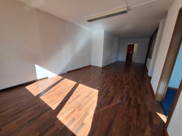 A LOUER : Surface commerciale aux Boveresses 42 1