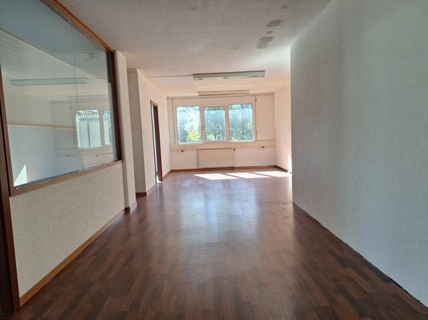 A LOUER : Surface commerciale aux Boveresses 42 8