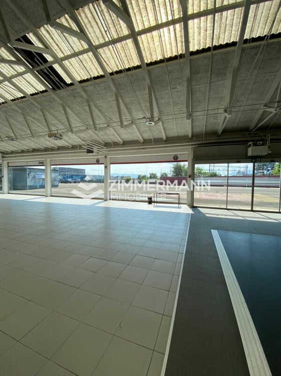 Surface industrielle vitrée de 730m2 2
