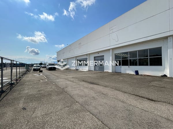 Surface industrielle vitrée de 730m2 1