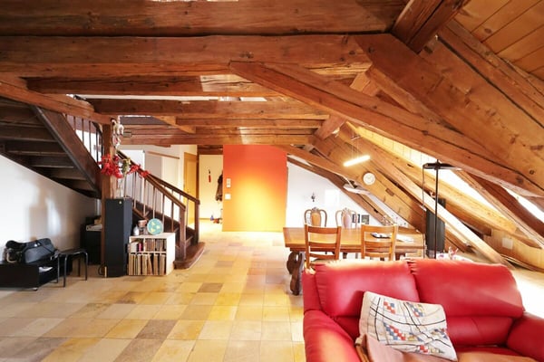 Spacieux logement de 4 pièces au dernier étage d'une immeuble historique 5