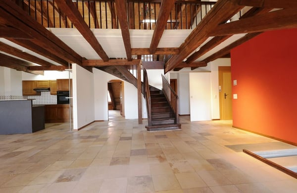 Spacieux logement de 4 pièces au dernier étage d'une immeuble historique 4