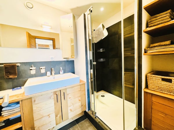 Prächtige 2.5-Zimmer-Wohnung renoviert - Geräumig und hell - Gut gelegen - Außergewöhnliche Aussicht 9
