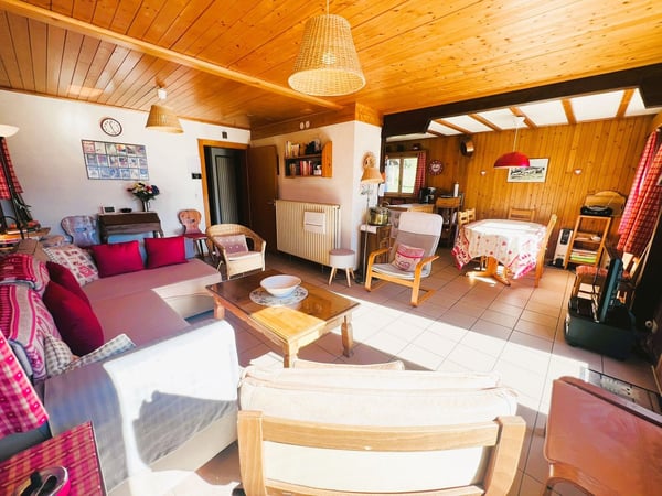 À LA WOCHE: Prächtiges Chalet mit 3.5 Zimmern renoviert - Sehr geräumig und hell - Splendide Aussicht 2