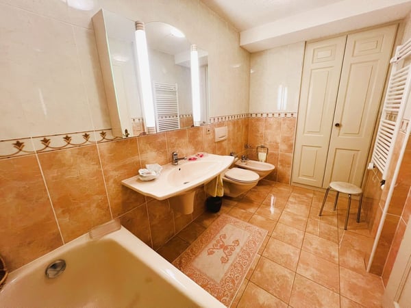 À LA SAISON: Magnifique 1.5 pièces - Spacieux et lumineux - Superbe vue - Bien situé - Lieu calme 10