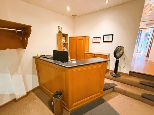TRÈS SPACIEUX CABINET DE PHYSIOTHÉRAPIE - 10 SALLES DE TRAITEMENT -IDÉALEMENT SITUÉ AU CŒUR DE CRANS 2