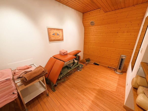 TRÈS SPACIEUX CABINET DE PHYSIOTHÉRAPIE - 10 SALLES DE TRAITEMENT -IDÉALEMENT SITUÉ AU CŒUR DE CRANS 14