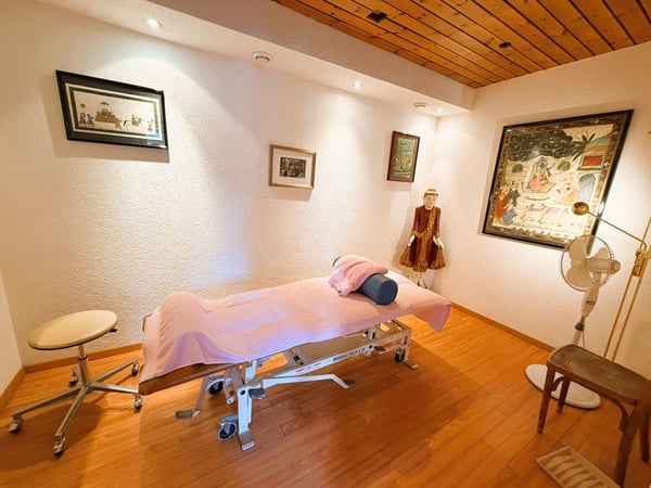 TRÈS SPACIEUX CABINET DE PHYSIOTHÉRAPIE - 10 SALLES DE TRAITEMENT -IDÉALEMENT SITUÉ AU CŒUR DE CRANS 9