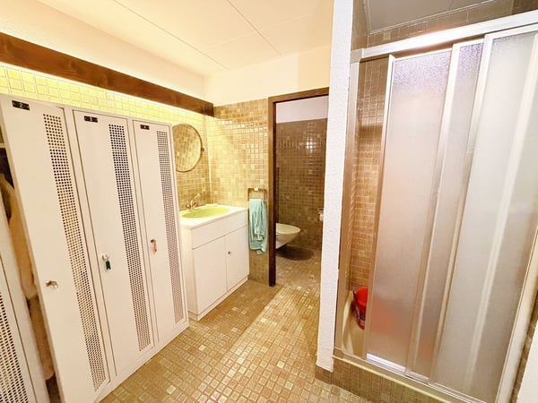 TRÈS SPACIEUX CABINET DE PHYSIOTHÉRAPIE - 10 SALLES DE TRAITEMENT -IDÉALEMENT SITUÉ AU CŒUR DE CRANS 21