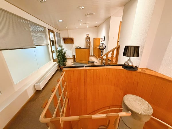 TRÈS SPACIEUX CABINET DE PHYSIOTHÉRAPIE - 10 SALLES DE TRAITEMENT -IDÉALEMENT SITUÉ AU CŒUR DE CRANS 5