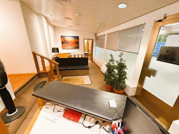 TRÈS SPACIEUX CABINET DE PHYSIOTHÉRAPIE - 10 SALLES DE TRAITEMENT -IDÉALEMENT SITUÉ AU CŒUR DE CRANS 3