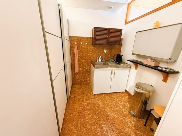 TRÈS SPACIEUX CABINET DE PHYSIOTHÉRAPIE - 10 SALLES DE TRAITEMENT -IDÉALEMENT SITUÉ AU CŒUR DE CRANS 22