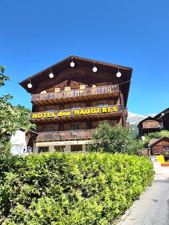 Hôtel à vendre – Place de la Poste, Les Haudères